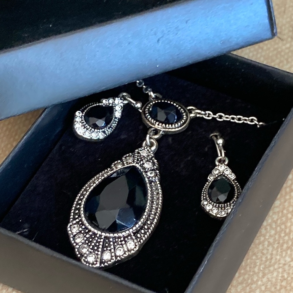 Avon 2013 Black Faceted Stone Marcasite Style Pendant Necklace & Earrings Set - Picture 9 of 9